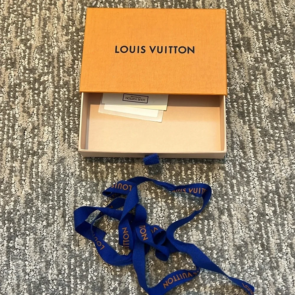 Authentic box - Picture 2 of 2